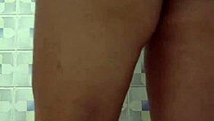 madura captada en baño público