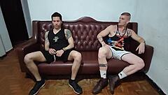 2 amigos foderam a ninfeta loira no pelo antes da academia!