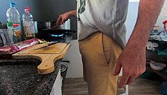 Fui Atraída Pelo Cheiro Da Comida E Acabei Indo Até Ele Na Cozinha