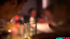 follando en un bar con amigos