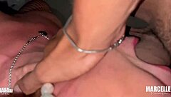 Rabuda faz gang bang com trio de amigos e ganha banho de leite