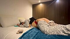 La Empleada de Mi Esposo Me Toca en el Baño y en la Noche Me Pega Su Culo de Lesbiana Rica Cuando Mi Marido No Esta