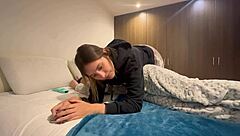 La Empleada de Mi Esposo Me Toca en el Baño y en la Noche Me Pega Su Culo de Lesbiana Rica Cuando Mi Marido No Esta