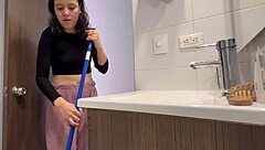 La Empleada de Mi Esposo Me Toca en el Baño y en la Noche Me Pega Su Culo de Lesbiana Rica Cuando Mi Marido No Esta