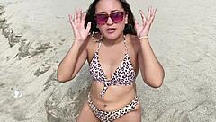 un desconocido me espía en la playa y me convence de ir a su apartamento