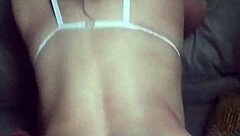 gostosa magrinha do cabelo curto tirou leitinho do moreno