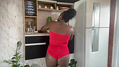 em plena luz do dia meu marido quer fuder minha buceta enquanto arrumo a casa e dei gostoso pra ele na cozinha