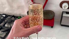 Jolie brunette squirts in front of neighbors