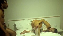 Negao gringo dotado fodendo no pelo a milf brasileira