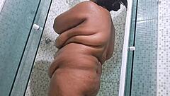 Flagra de vizinha tomando banho e tendo um grande squirt