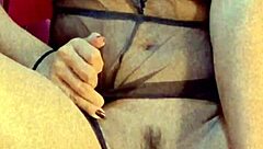 Rosa Vermelha squirts on huge cock