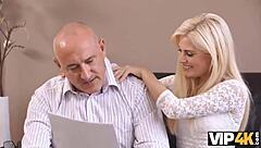 vip4k guy doesnt know sex tricks so girlfriend tries old man