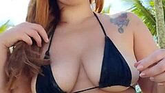 Colocou Um Biquíni Curto E Foi Na Praia Atrás De Macho