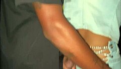 Esposa Com Corno Encontra Um F� E Faz Um Sexo Amador Muito Gostoso Com Muito Esfregar Mamada Na Frente De Todos Em P�blico.