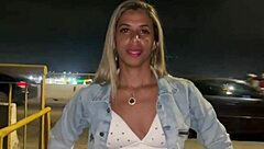 Esposa Com Corno Encontra Um F� E Faz Um Sexo Amador Muito Gostoso Com Muito Esfregar Mamada Na Frente De Todos Em P�blico.