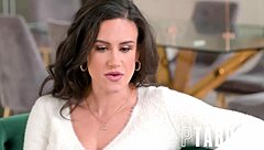 स्पैनिश मिल्फ पेनी बार्बर अपने बॉय रिकी को ब्लोजॉब से प्यार करती है