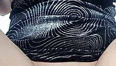 me masturbo en una habitaci�n hasta que me vengo a chorros mientras mi marido est� teniendo un reencuentro familiar en la sala