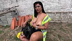 Foi fiscalizar a obra e ficou imaginando os pedreiros fodendo o seu bucetão com hairy anal toys