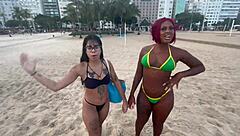 conheci 2 gostosas na praia de copacabana e chamei pro abate