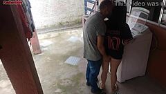 Dona de casa paga t�cnico com a bunda enquanto marido esta fora