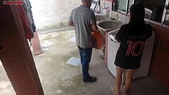 Dona de casa paga t�cnico com a bunda enquanto marido esta fora