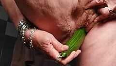 Oma Neukt Harige Kut Met Komkommer En