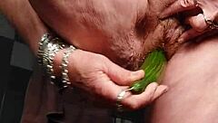 Oma Neukt Harige Kut Met Komkommer En