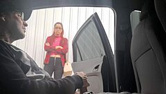 Punheta arriscada na rua para estudante que estava no ponto de ônibus