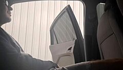 Punheta arriscada na rua para estudante que estava no ponto de ônibus