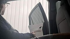 Punheta arriscada na rua para estudante que estava no ponto de ônibus