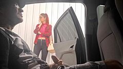 Punheta arriscada na rua para estudante que estava no ponto de ônibus