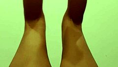 mia moglie fa ginnastica nuda e dilata la figa pelosa - parte 1