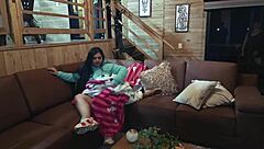 la amiga de mi esposa viene y me folla mientras mi esposa ve peliculas, que loco