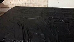 Prendendo as pernas com cintas in intense self-bondage session