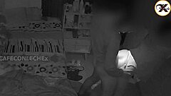 Mi madrastra se mete a mi habitación mientras me masturbo y se mete mi verga en su culo pero la cámara de seguridad nos graba!