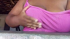 crente safada na janela mostrando os peitos pros machos na rua