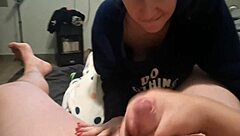 swallowing huge cum load after skinny amateur gives sloppy blowjob on bed