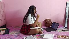 Universitaria culona tiene sexo mientras está en clases virtuales