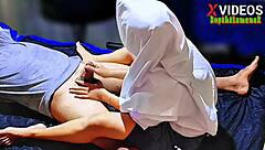 इंडोनेशियन एमेच्योर मकानमालिक को मसाज में फिंगरिंग हैंडजॉब से रिझाती!