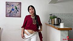 Seductive Indian beauty dances in steamy encounter from Filmyfantasy version