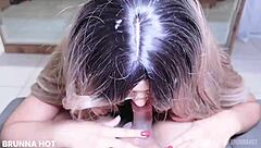 garota do job gives a blowjob without condom to the older guy