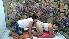 con esos estiramientos mi panocha roza mucho con la licra y me pone cachonda con ganas de follarme la profesora