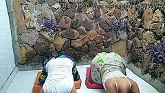 con esos estiramientos mi panocha roza mucho con la licra y me pone cachonda con ganas de follarme la profesora