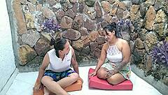 con esos estiramientos mi panocha roza mucho con la licra y me pone cachonda con ganas de follarme la profesora