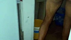 era tanto tesão que o virgem queria socar no pelo sem banho antes no banheiro caseiro