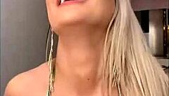 Loira gostosa shows off big ass and big tits in an intense display of curves!