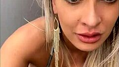 Loira gostosa shows off big ass and big tits in an intense display of curves!