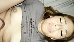 se corre en mi cara y meto el semen en mi vagina para quedar preñada, wow