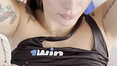 Estoy muy cachonda y me masturbo en el sofa de mi jefe while thinking of colombian latina curves