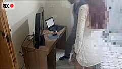 Safada sem calcinha recebe técnico da net. She masturbates with cock and cum on ass in uniform.